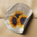 Sonnenblumen Bouquet rustikale Burlap Hochzeit Runder Aufkleber<br><div class="desc">Der Aufkleber mit dem rustikalen,  großen Sonnenblumenstrauß und Vintage weiße Spitzen auf beige Imitate-Krümel / Leinwand-Hintergrund. Ideal für den Sommer- oder Herbstfall | elegantes rustikales Land | Im Freien Vintage traditionelle Hochzeitsfeier. Personalisieren Sie es mit den Namen der Braut und des Bräutigams und den Einzelheiten der Hochzeit!</div>