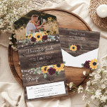 Sonnenblumen Burgund Rose Rustic Wood Foto Hochzei All In One Einladung<br><div class="desc">Die rustikale Sonnenblume und die bordeauxfarbenen Rose laden zu einer Hochzeit mit UAWG ein, die sich perfekt für eine Scheune oder Ranch Hochzeit eignet. Diese Einladung umfasst die gelben Sonnenblumen mit bordeauxfarbenen Rose und dem Atem des Babys und dem Salbei Eukalyptusgrün auf braunem Holzhintergrund mit Saitenbeleuchtung. Dies ist ein perfektes...</div>