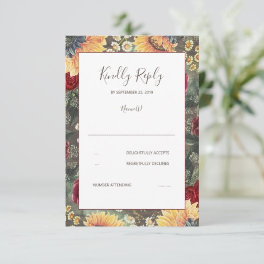 Sonnenblumen Burgund Rustikale Hochzeit im Herbst RSVP Karte (Stehend Vorderseite)