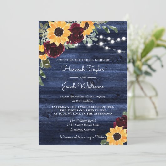 Sonnenblumen Burgundy Rose Navy Wood Wedding Einladung (Stehend Vorderseite)