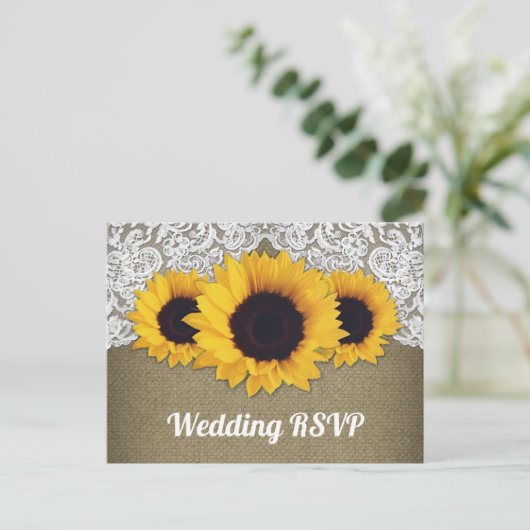 Sonnenblumen-Burlap- und Spitzen-Hochzeit-RSVP-Pos Einladungspostkarte (Stehend Vorderseite)