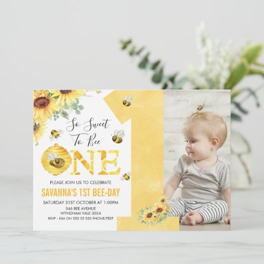 Sonnenblumen gelten als erster Bienentag Einladung (Stehend Vorderseite)