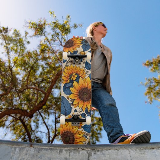 Sonnenblumen-Himmel: Ein strahlendes Blumenwerk Skateboard (Außen 1)