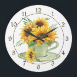 Sonnenblumen im Coffee Cup und Saucer Bauernhof Große Wanduhr<br><div class="desc">Hier ist eine hübsche ländliche Uhr im Bauernstil mit goldgelben und gelben Sonnenblumen in einer weißen Kaffeetasse. Eine Blume Blüte ist gefallen und liegt auf der Untertasse. Eine dünne,  braune Linie trennt die braunen Zahlen vom Blumenbild. Hübsch!</div>