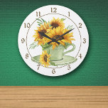 Sonnenblumen im Coffee Cup und Saucer Bauernhof Große Wanduhr<br><div class="desc">Hier ist eine hübsche ländliche Uhr im Bauernstil mit goldgelben und gelben Sonnenblumen in einer weißen Kaffeetasse. Eine Blume Blüte ist gefallen und liegt auf der Untertasse. Eine dünne,  braune Linie trennt die braunen Zahlen vom Blumenbild. Hübsch!</div>