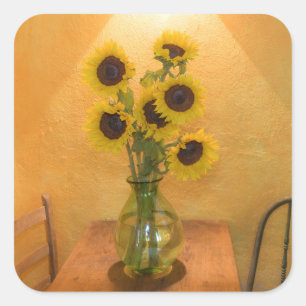 Sonnenblumen in Vasen auf Tisch 2 Quadratischer Aufkleber