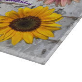 Sonnenblumen in verschiedenen Farben Schnittbrett. Schneidebrett (Ecke)