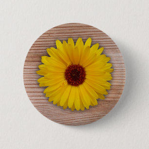 Sonnenblumen Marigold auf rustikalen Holzplatten Button