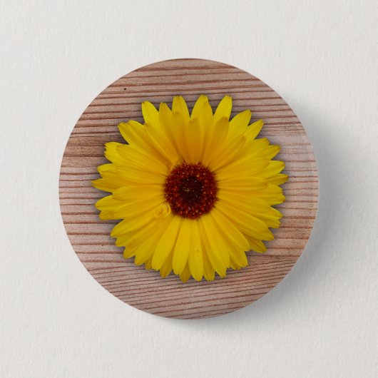 Sonnenblumen Marigold auf rustikalen Holzplatten Button (Vorderseite)