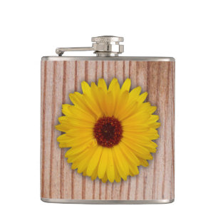 Sonnenblumen Marigold auf rustikalen Holzplatten Flachmann