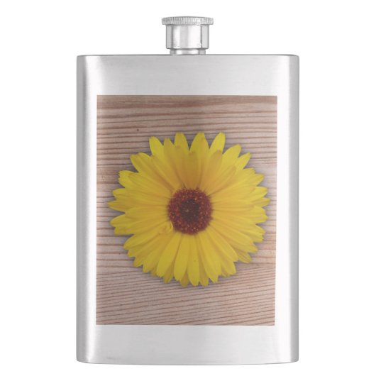 Sonnenblumen Marigold auf rustikalen Holzplatten Flachmann (Vorderseite)