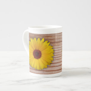 Sonnenblumen Marigold auf rustikalen Holzplatten Porzellantasse