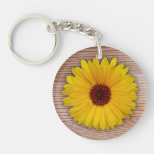Sonnenblumen Marigold auf rustikalen Holzplatten Schlüsselanhänger