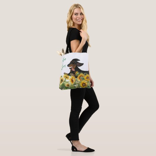 SONNENBLUMEN MIT SCHWARZEN UND SCHWARZEN DACKELN TASCHE (Am Model)
