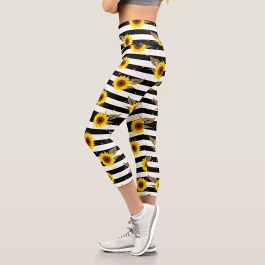 Sonnenblumen mit schwarzen und weißen horizontalen capri leggings (Links)
