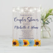 Sonnenblumen Paare Dusche Rustikales Brautparty Einladung (Stehend Vorderseite)