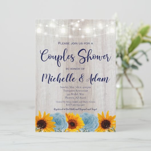 Sonnenblumen Paare Dusche Rustikales Brautparty Einladung (Stehend Vorderseite)