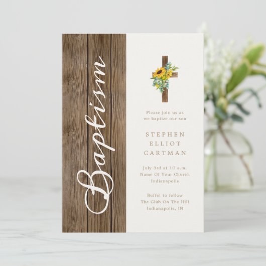 Sonnenblumen über rustikalem Holz Elegante Script- Einladung (Stehend Vorderseite)