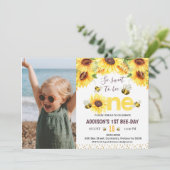 Sonnenblumen und Bienen Foto am ersten Geburtstag Einladung (Stehend Vorderseite)