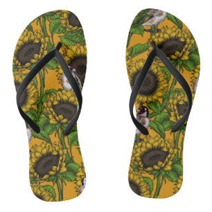 Sonnenblumen und Goldschmuck auf Orange Badesandalen