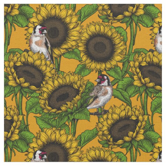 Sonnenblumen und Goldschmuck auf Orange Stoff (Nahaufnahme)