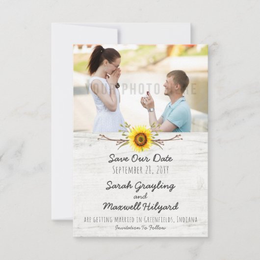 Sonnenblumen und rustikale Holzbauernhofssehen ret Save The Date (Vorderseite)