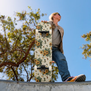 Sonnenblumen und Schmetterlinge auf hellem Gelb Skateboard