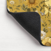 Sonnenblumen und Schmetterlinge im gelben Hintergr Mousepad (Ecke)