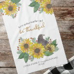 Sonnenblumen und würzige Erntedank Geschirrtuch<br><div class="desc">Dieses Handtuch mit individuellem Erntedank zeigt eine Aquarellbilder einer freundlichen Krähe,  die zwischen den wunderschönen Herbstsonnenblumen sitzt und in dem es heißt: "Lass uns zusammen und sei dankbar". Personalisieren Sie mit Ihrem Familiennamen,  einer Erntedank-Nachricht,  dem Jahr oder anderen Texten,  um es zu Ihrem eigenen zu machen!</div>