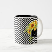 Sonnenblumen und Zickzack Streifen mit Monogramm Zweifarbige Tasse (VorderseiteRechts)