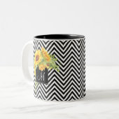 Sonnenblumen und Zickzack Streifen mit Monogramm Zweifarbige Tasse (Vorderseite Links)