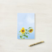 Sonnenblumen unter Blue Sky Post-it Klebezettel (Auf Schreibtisch)