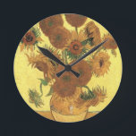 Sonnenblumen von Van Gogh Runde Wanduhr<br><div class="desc">Stillleben: Vase mit 15 Sonnenblumen Gemälde von Vincent van Gogh. Der Expressionismus ist nicht nur eine Möglichkeit, Dinge zu sehen, sondern auch eine Möglichkeit, sie zu machen, sie zu malen. Ein Expressionist malen nicht "flach" und in reinen Tönen - er bricht seine Töne auf und wendet sie mit einem liberalen...</div>