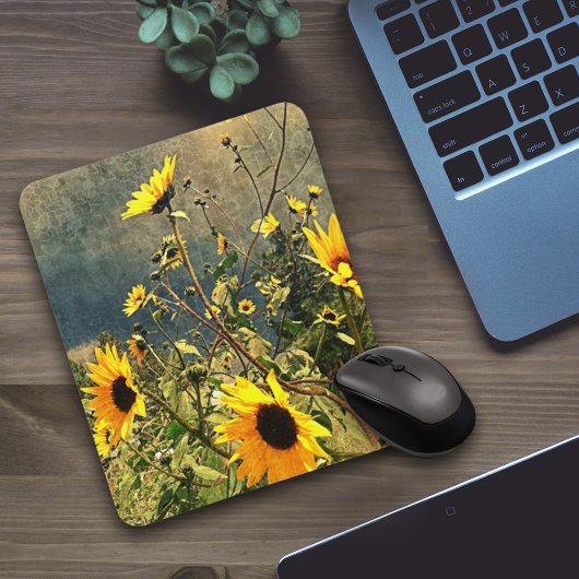 Sonnenblumen vor dem Foto der Sturmwolken Mousepad