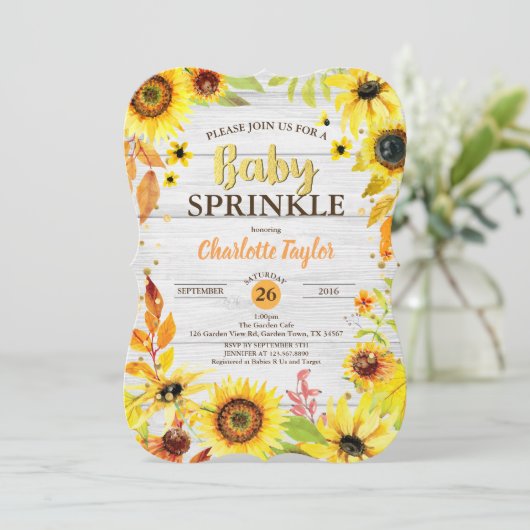 Sonnenblumenbaby lädt rustikales Holz ein Einladung (Stehend Vorderseite)