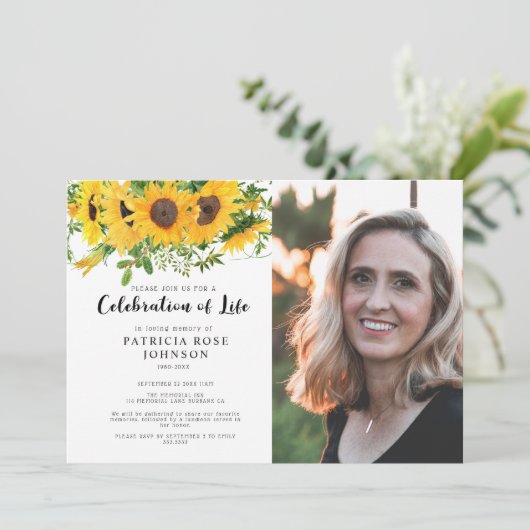 Sonnenblumenbeerdigung zum Foto des Lebens Einladung (Stehend Vorderseite)