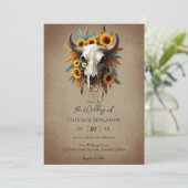 Sonnenblumenfeder-Kuh-Schädelhochzeit Einladung (Stehend Vorderseite)
