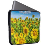 Sonnenblumenfeld, Sommersonntag. Laptopschutzhülle (Vorne Rechts)