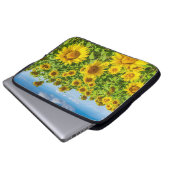 Sonnenblumenfeld, Sommersonntag. Laptopschutzhülle (Vorne Knopf)