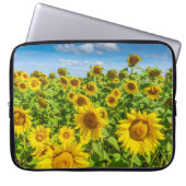 Sonnenblumenfeld, Sommersonntag. Laptopschutzhülle (Vorderseite)