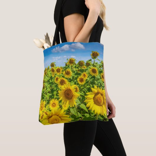 Sonnenblumenfeld, Sommersonntag. Tasche (Von Nahem)