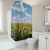 Sonnenblumenfeld unter blauem Himmel mit Wolken Duschvorhang (Beispiel)