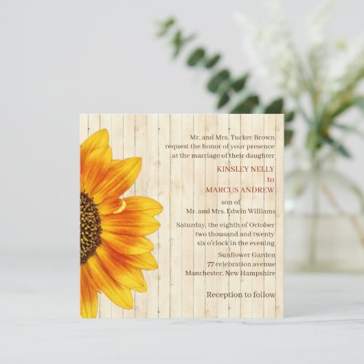 Sonnenblumengelb Rustikales Hochzeitholz Einladung (Stehend Vorderseite)