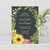 Sonnenblumenhochzeit mit dunklem Hintergrund Einladung (Stehend Vorderseite)