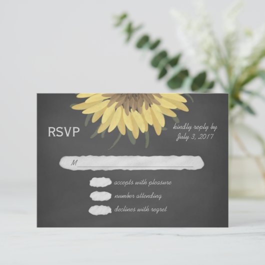 Sonnenblumenkhalkboard Rustic Wedding RSVP Karte (Stehend Vorderseite)