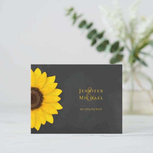 Sonnenblumenschalkboard rustikal blumengeschmückt ankündigungspostkarte (Stehend Vorderseite)