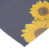 Sonnenblumentrio in dunkelblau tischdecke (Schrägansicht)