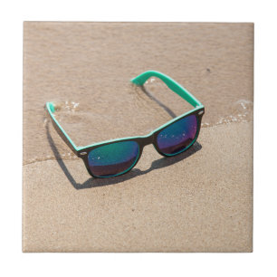 Sonnenbrille am Strand Fliese