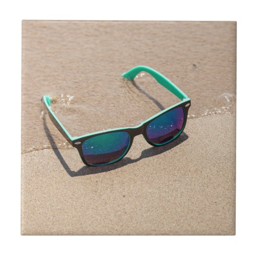 Sonnenbrille am Strand Fliese (Vorderseite)