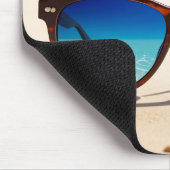 Sonnenbrille am Strand Mousepad (Ecke)